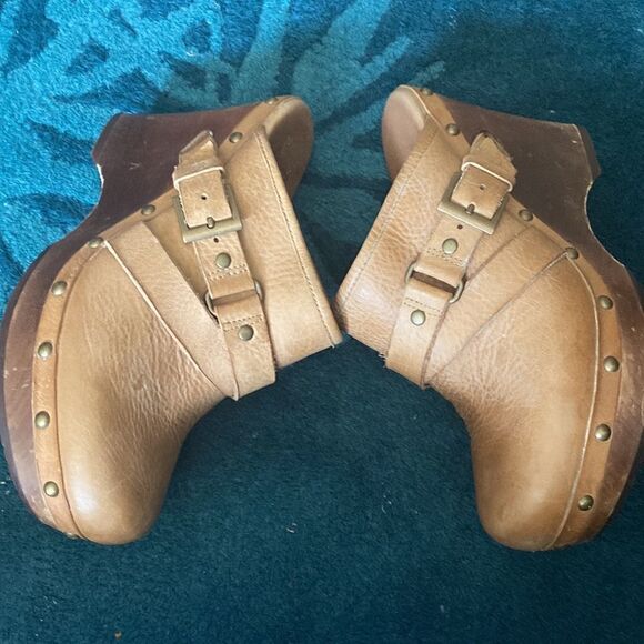 Ugg clogs tan colored shearling inside at toe platform wedge heel size 7 - Picture 3 of 5